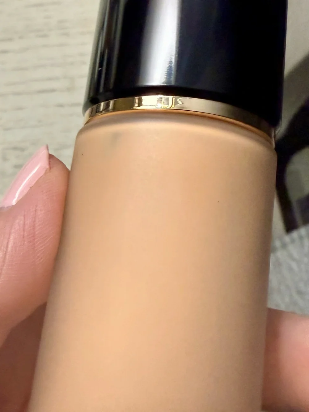 Bobbi Brown Weightless Skin Foundation - Cool Sand